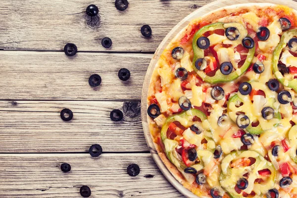 Вкусная итальянская пицца подается на деревянном столе — стоковое фото