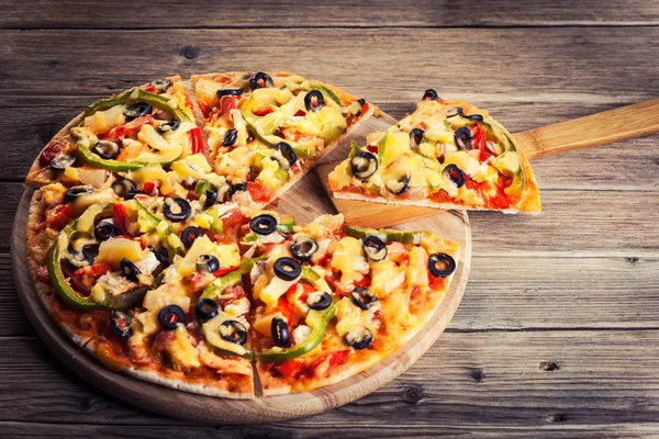 Delicious italian pizza served on wooden table — Stock Photo, Image