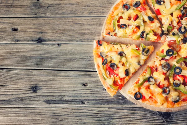 Delicious italian pizza served on wooden table — Stock Photo, Image