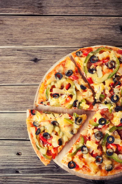 Heerlijke Italiaanse pizza geserveerd op houten tafel — Stockfoto