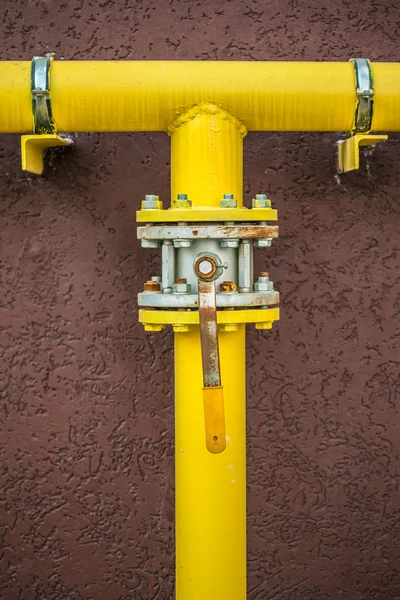 Tuyau de gaz jaune avec une grue et un engrenage — Photo