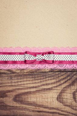 eski bir kağıt şerit ile