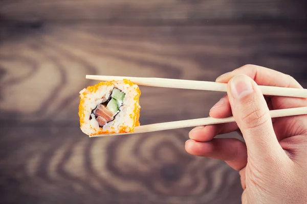 Palillos de sushi de mano — Foto de Stock