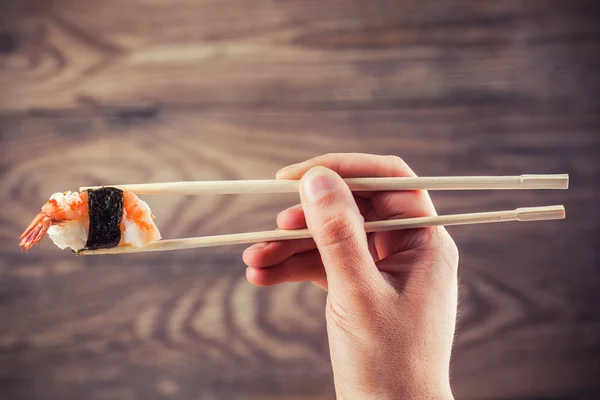 Hand sushi ätpinnar — Stockfoto