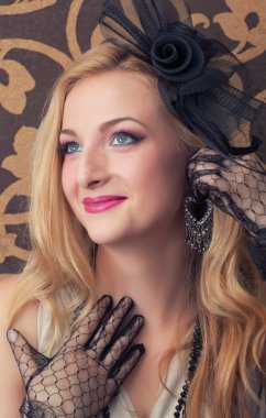 kadın küpe çalışıyor