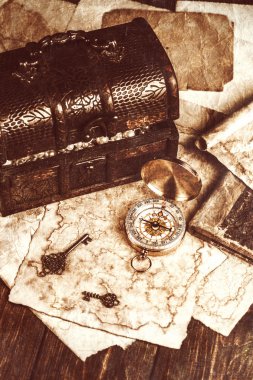 göğüs, pusula ve harita