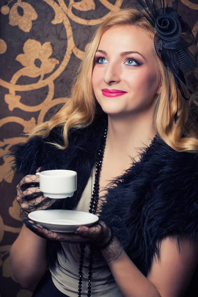 Vrouw die koffie drinkt — Stockfoto