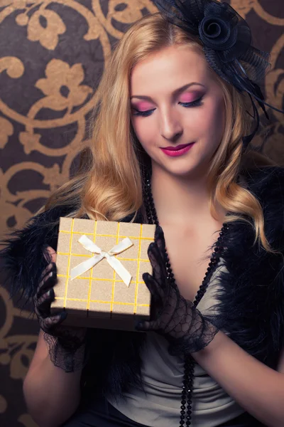Mujer sosteniendo caja de regalo — Foto de Stock