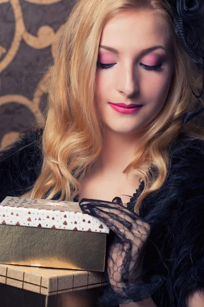 Woman holding gift box — Stock Photo, Image