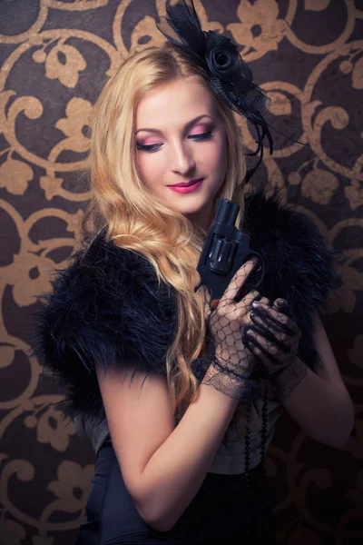 Жінка холдингу револьвер — стокове фото
