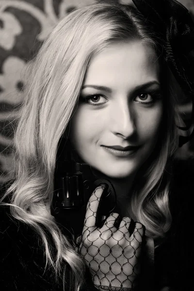 Woman holding  revolver — Stock Photo, Image