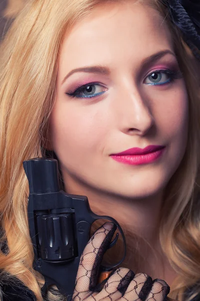 Kvinna anläggning revolver — Stockfoto
