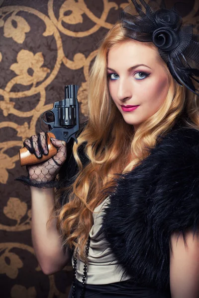 Woman holding  revolver — Stock Photo, Image