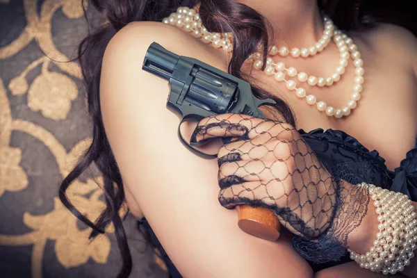 Mulher segurando arma — Fotografia de Stock