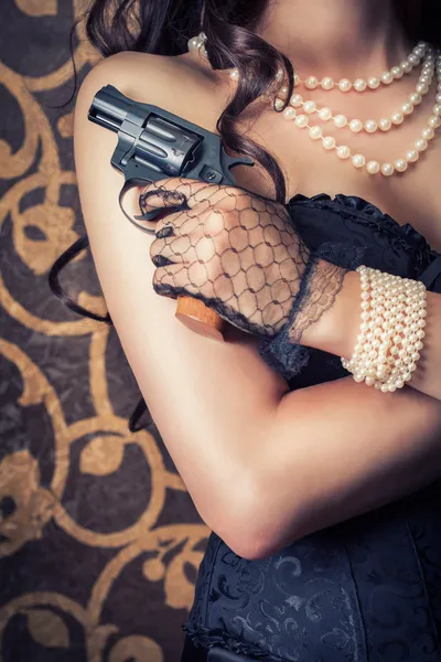 Mujer sosteniendo pistola —  Fotos de Stock