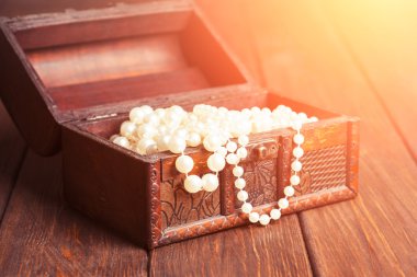 eski hazine sandığı inci Kolyeler