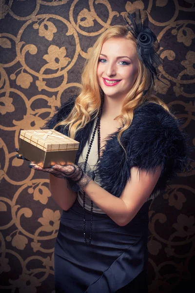 Mujer retro sosteniendo una caja de regalo — Foto de Stock