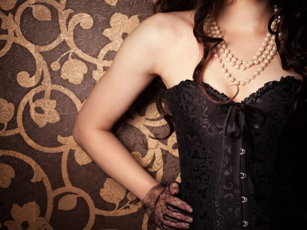 Kobieta ubrana w czarny gorset i perły — Zdjęcie stockowe