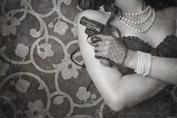 Woman holding a gun — Stock Photo, Image