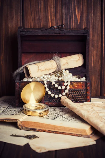 Tesouro peito, bússola e mapa antigo — Fotografia de Stock