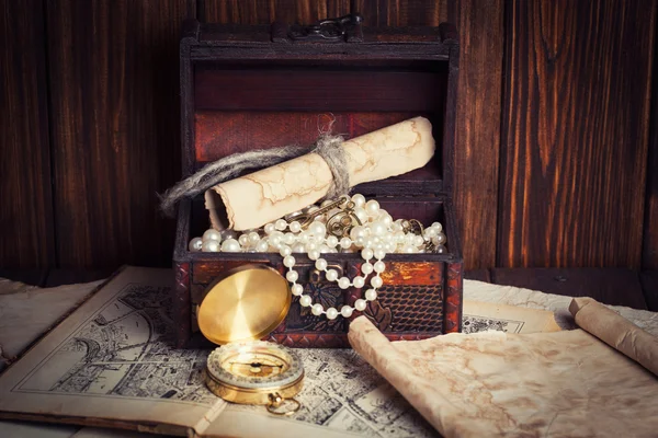 Tesouro peito, bússola e mapa antigo — Fotografia de Stock