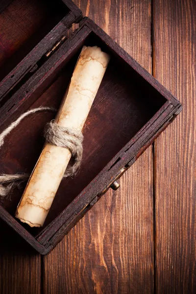 Vieux rouleau de papier à l'intérieur coffre au trésor — Photo