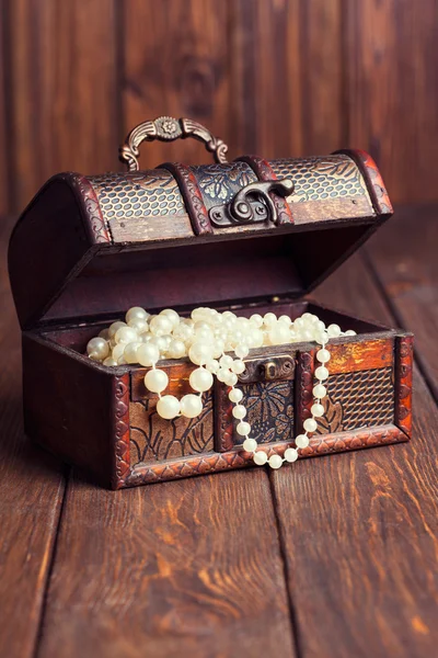 Old treasure chest with pearl necklaces — Stock Photo, Image