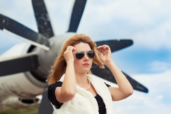 Mulher usando óculos de sol — Fotografia de Stock