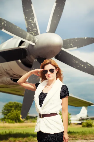 Vrouw dragen van een zonnebril — Stockfoto