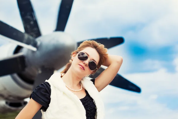 Mulher usando óculos de sol — Fotografia de Stock