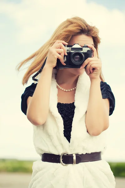 Mulher com câmera vintage — Fotografia de Stock