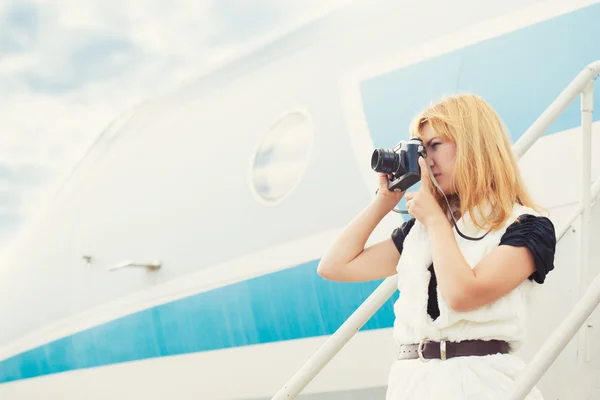 Vrouw met vintage camera — Stockfoto