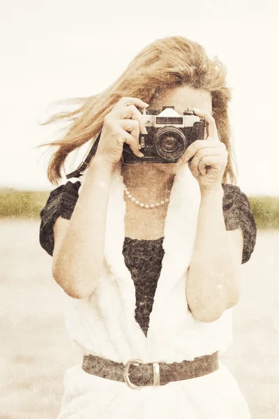 Vrouw met vintage camera — Stockfoto