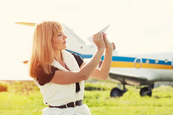 Mulher segurando avião de papel — Fotografia de Stock