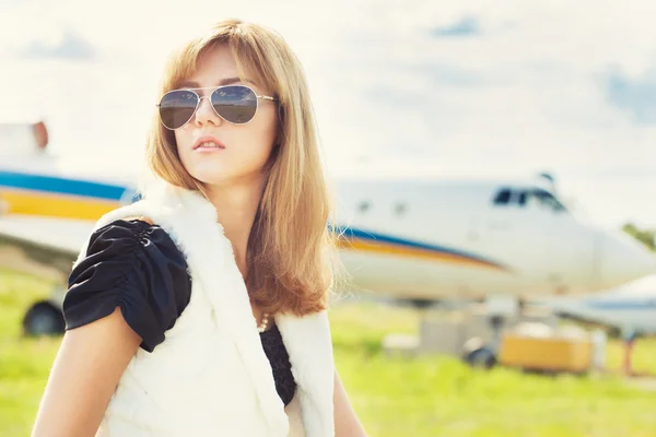 Frau mit Sonnenbrille — Stockfoto