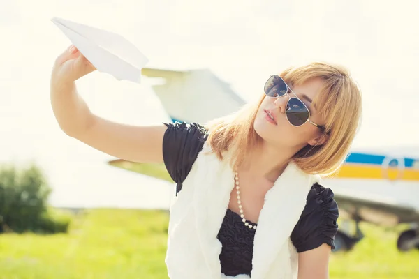 Mulher segurando avião de papel — Fotografia de Stock