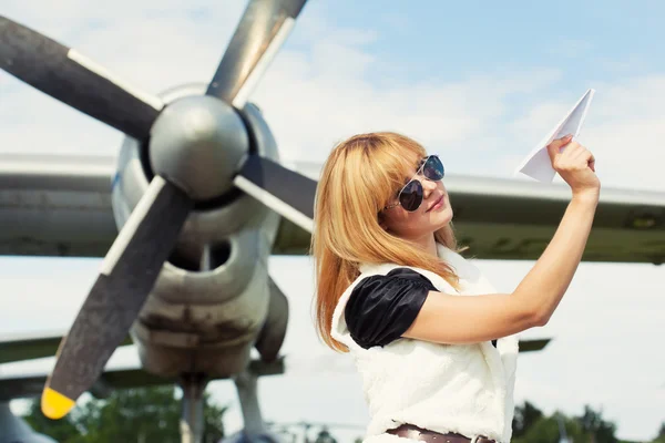 Mulher segurando avião de papel — Fotografia de Stock