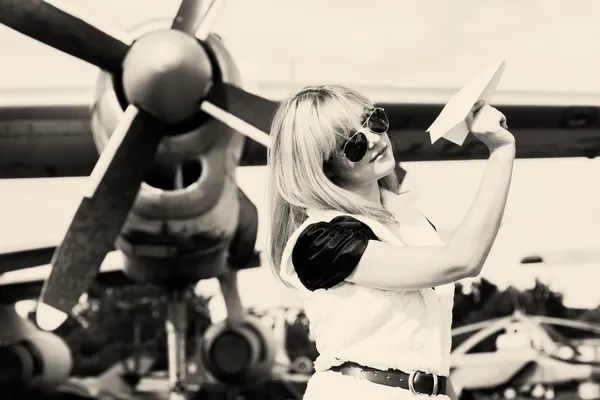 Žena držící papírové letadlo — Stock fotografie