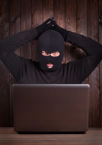 Hacker in een bivakmuts — Stockfoto