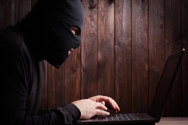 Hacker in un passamontagna — Foto Stock