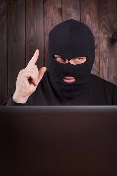 Hacker in een bivakmuts — Stockfoto