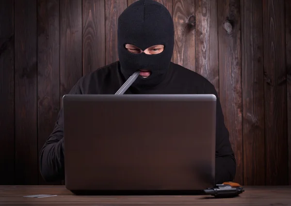 Hacker in een bivakmuts — Stockfoto