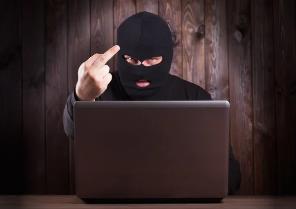 Hacker i en balaclava — Stockfoto