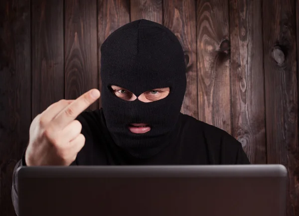 Hacker i en balaclava — Stockfoto