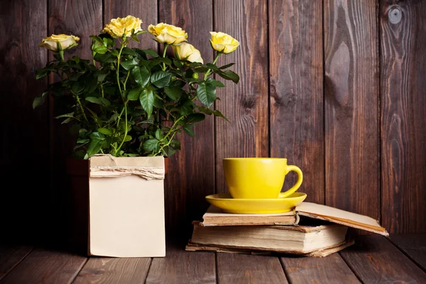 Rosen im Topf, Teetasse und Bücher — Stockfoto