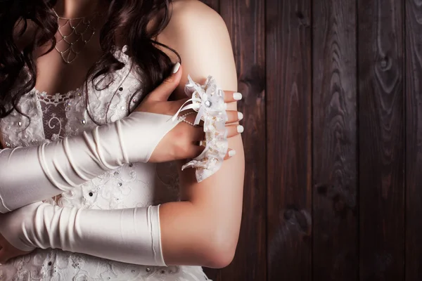 Nevěsta drží podvazky — Stock fotografie