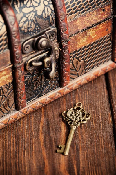 Vintage key and old treasure chest — Stock Photo, Image