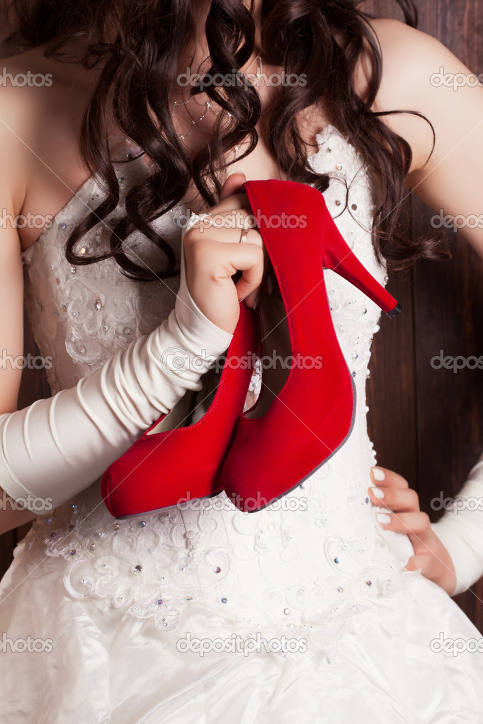 Novia sosteniendo un par de zapatos rojos Foto de stock 48877777 merrydolla