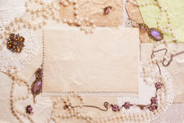레트로 여자의 액세서리에 둘러싸여 오래 된 종이 시트