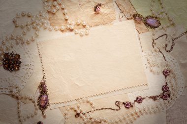 레트로 여자의 액세서리에 둘러싸여 오래 된 종이 시트